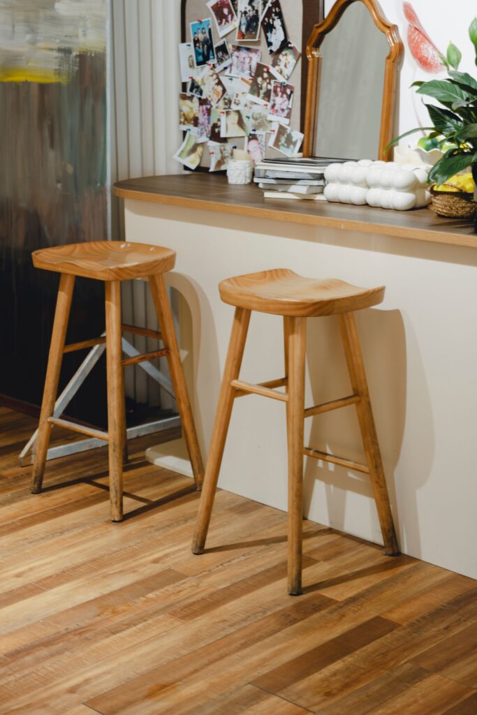 taburete alto de madera