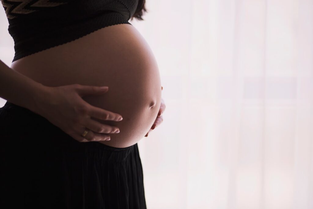 Mujer embarazada feliz - bienestar durante el embarazo
